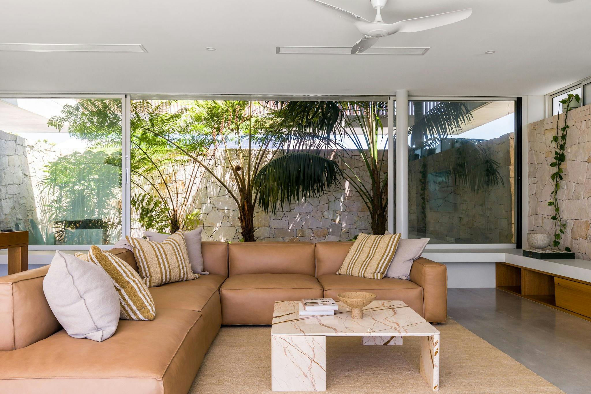 無縫流入光線充足的開放式起居區，營造出寧靜、溫馨的氛圍