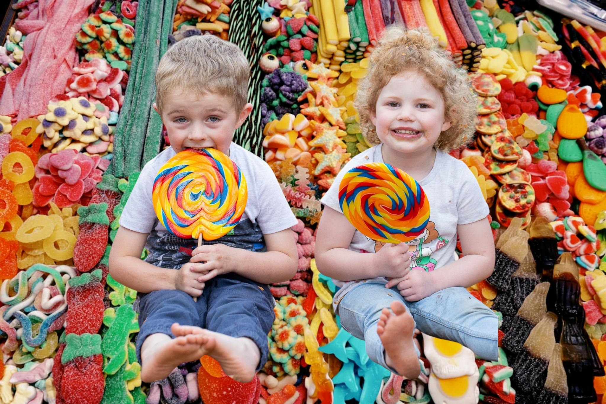 Two kids with lollipops