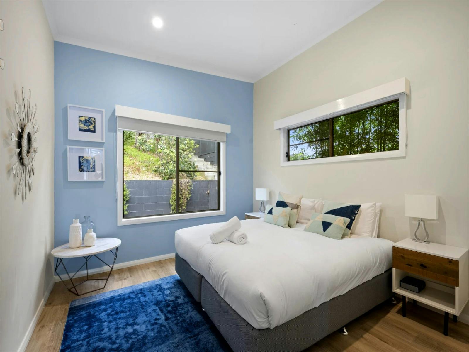 附豪華套房的大床臥室