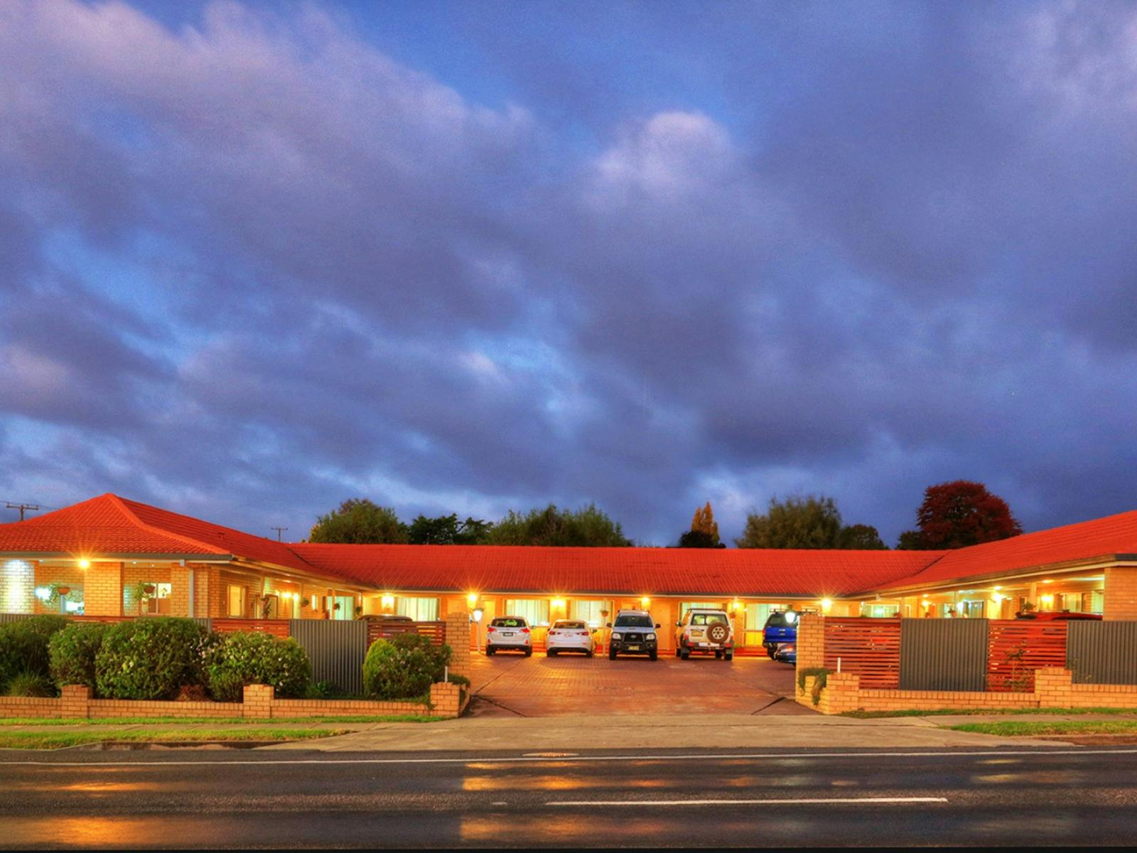 Jumbuck Motor Inn - Front Exterior