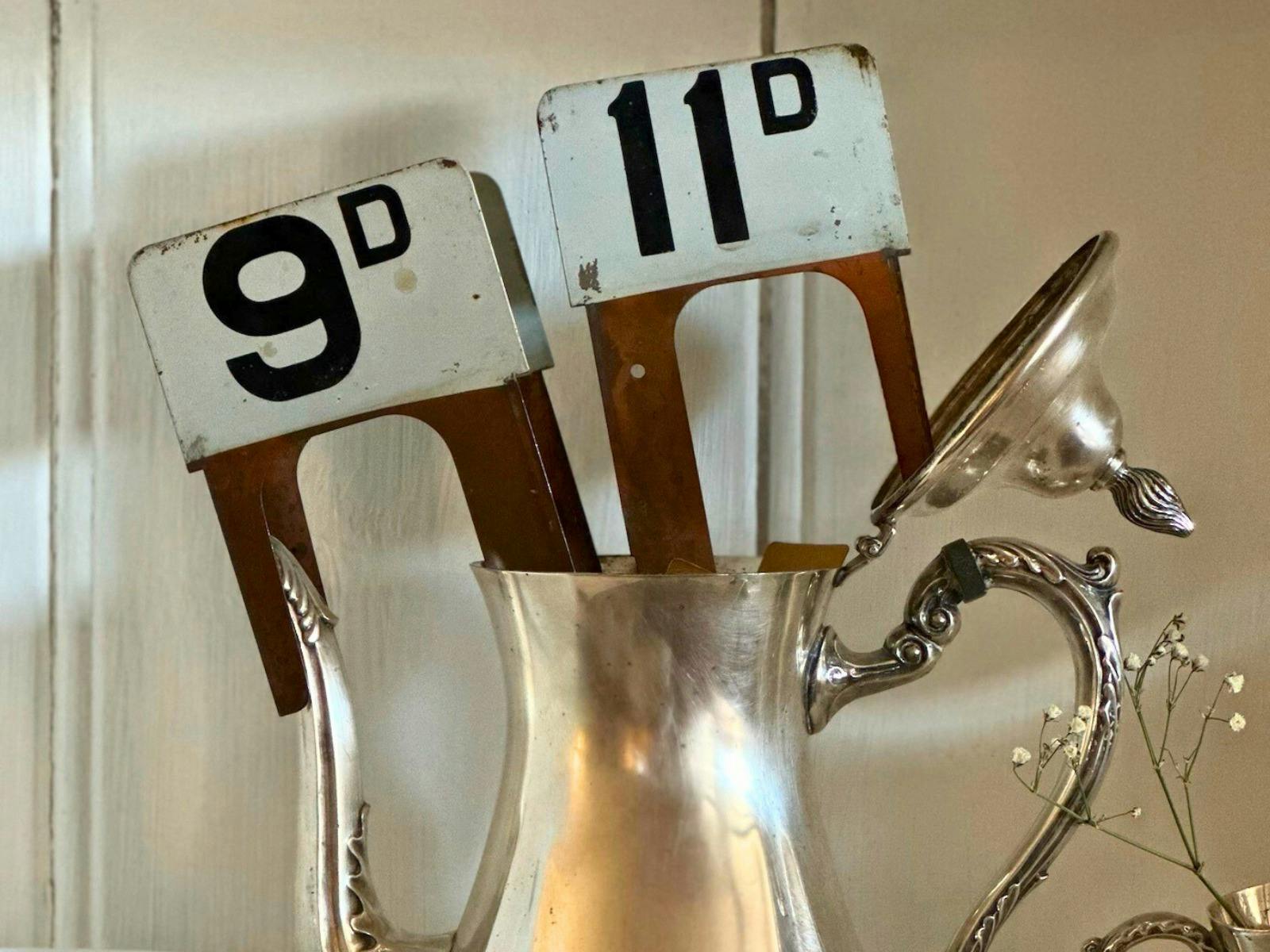 ピューター製の水差しに入ったヴィンテージのチケット