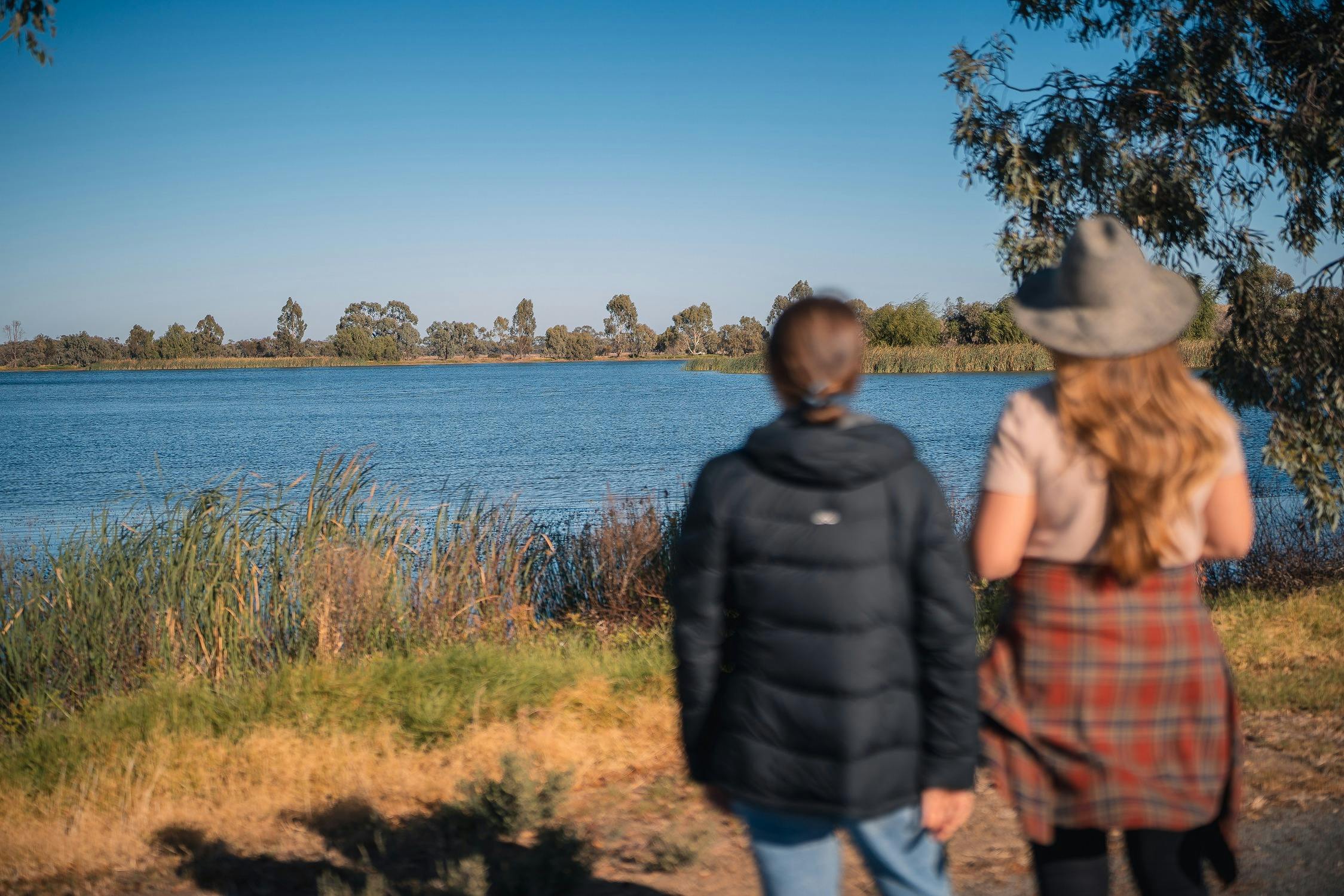 Walking track around Moulamein Lake