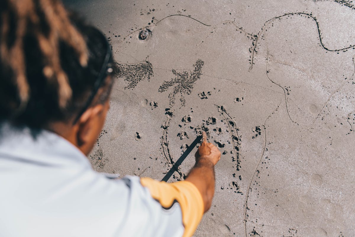Storytelling sand drawing