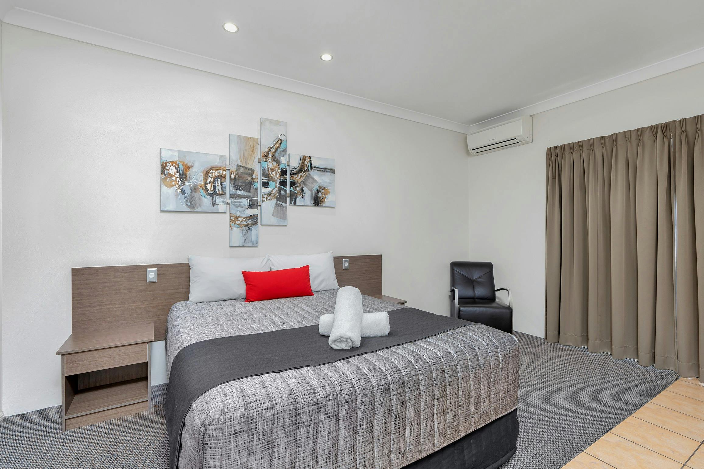 Executive queen room bed