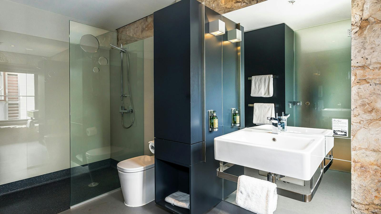 Large modern bathroom