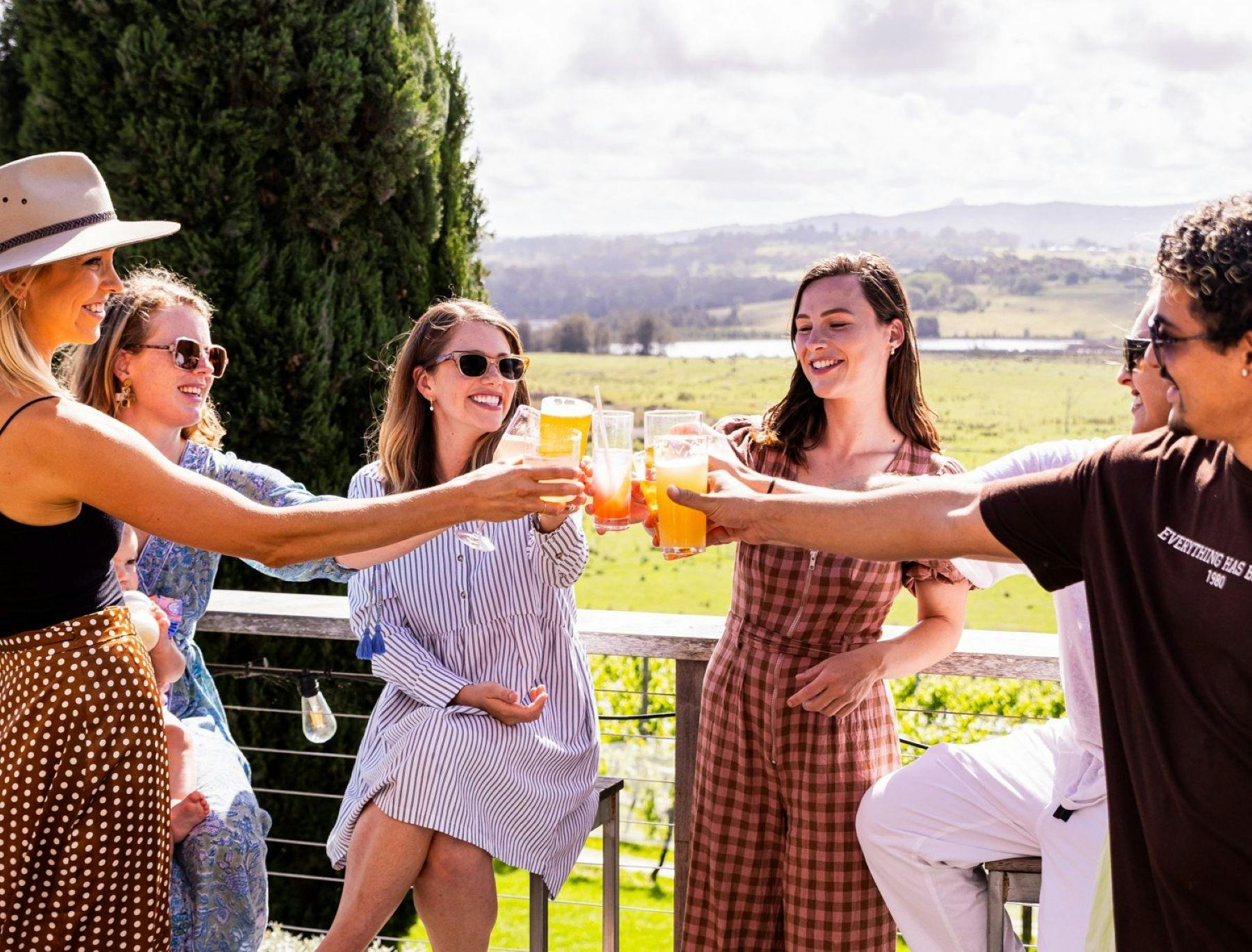 데크에서 점심을 먹으며 Cupitt's 맥주를 즐겨보세요.