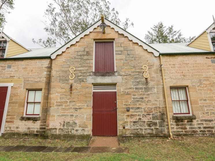 Glenalvon property buildings and barns.