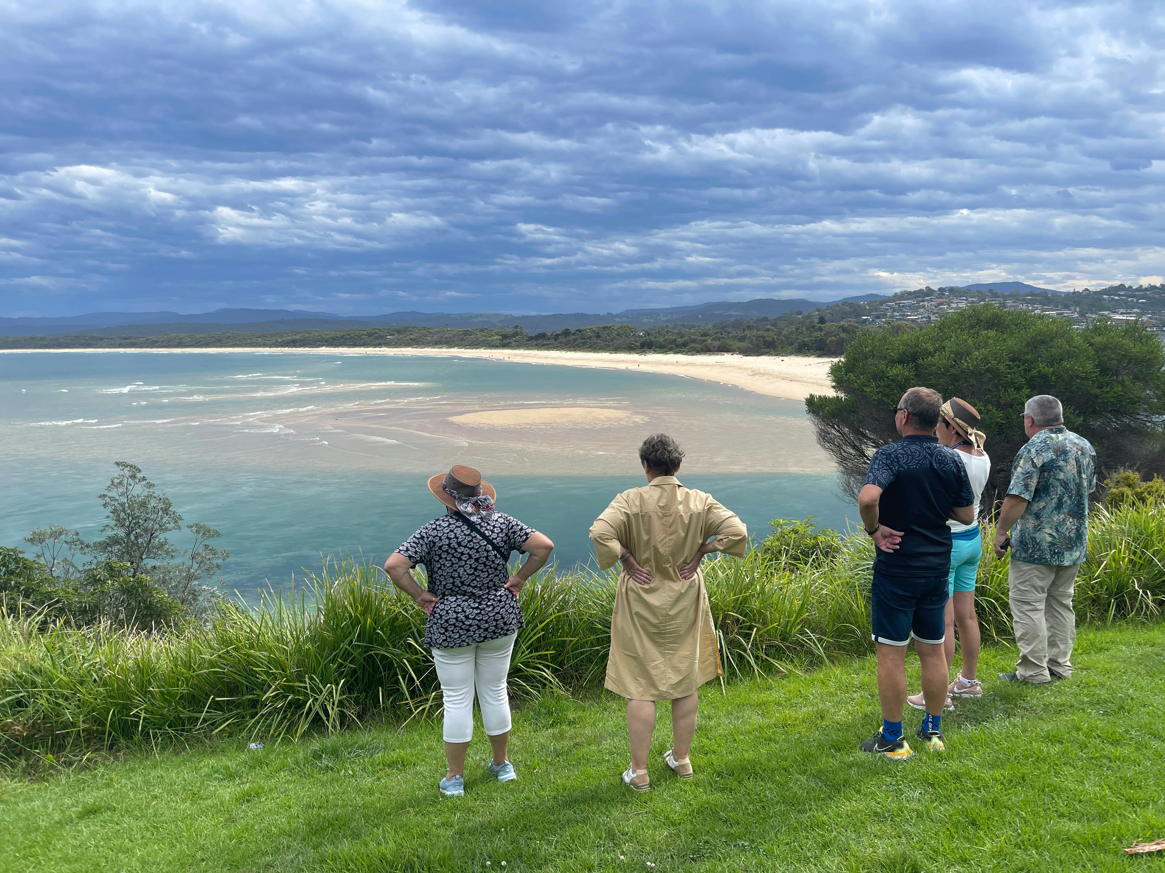메림불라 바 비치에서 바다의 아름다운 전망을 바라보며 서 있는 투어 고객들