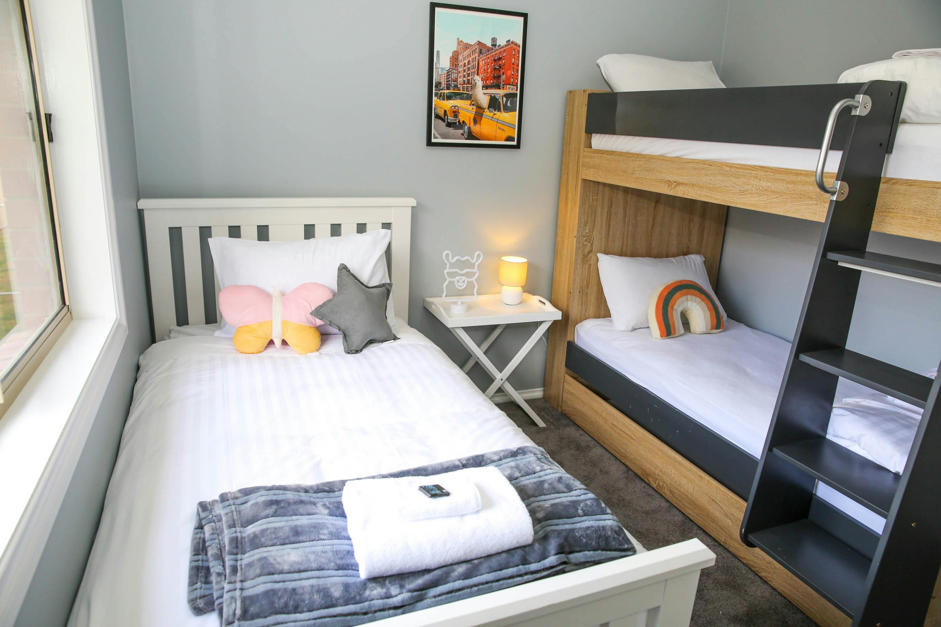 Singles Bunk bedroom 4 - Pet friendly Group Family Bright Accommodation