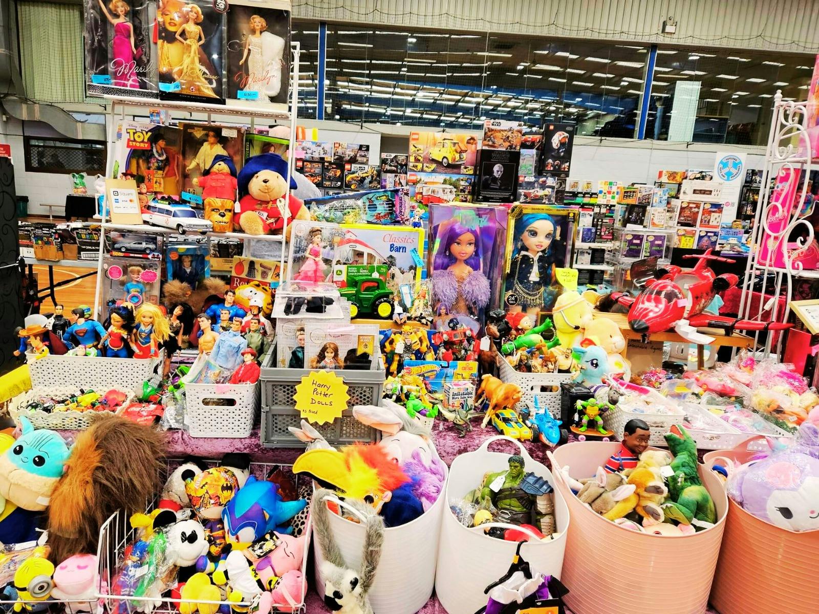Stall with dolls and plush toys