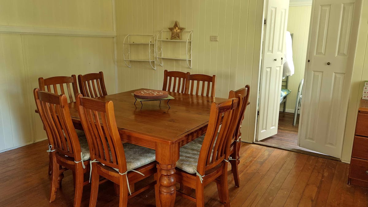 Harris Cottage Dining room seats 8