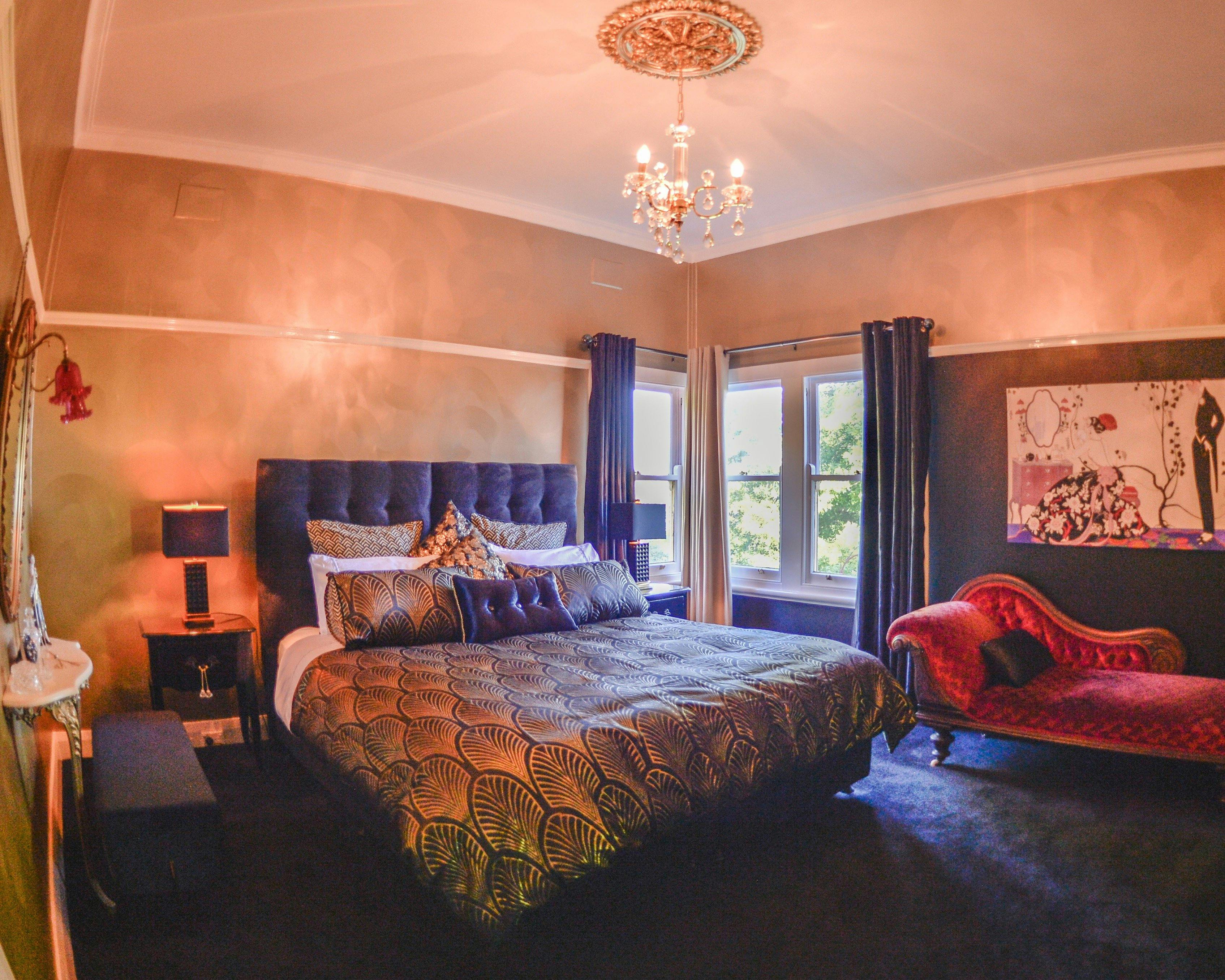 King bedroom with views across the Jamison Valley