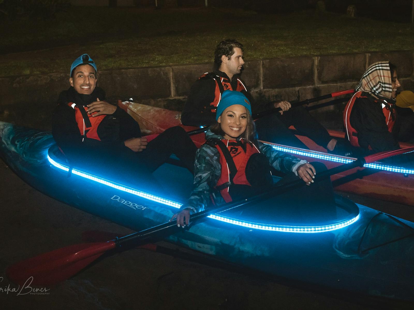 私たちの顧客は水上でカヤックを照らしました