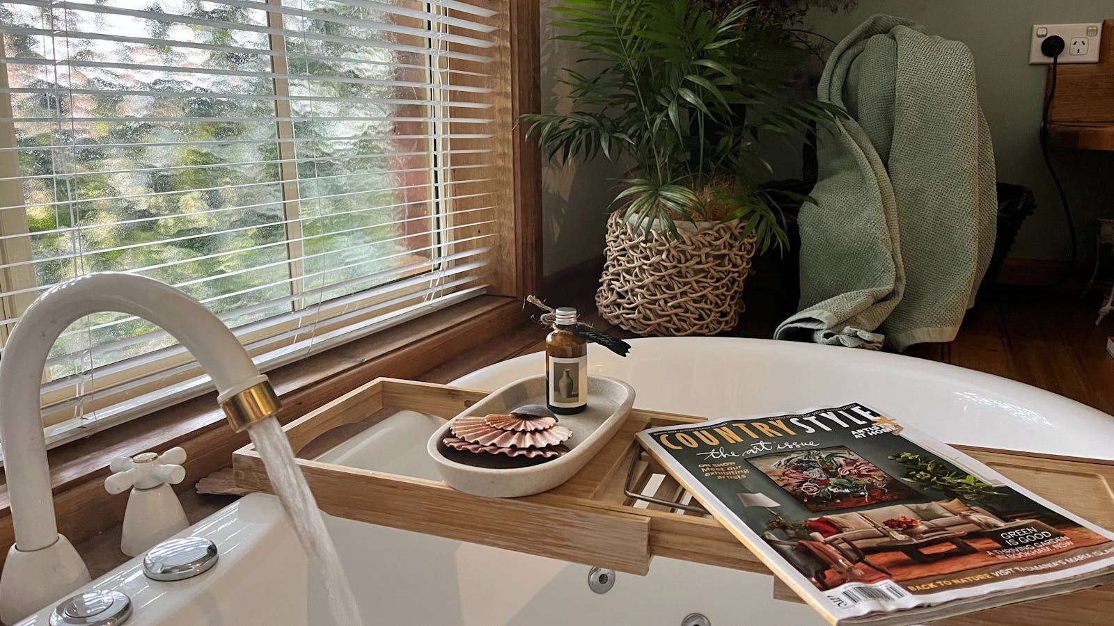 Waterview Apartment A deep bath with spa jets to soak away your stresses