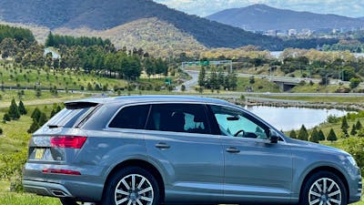 Luxury 6 passenger Audi Q7