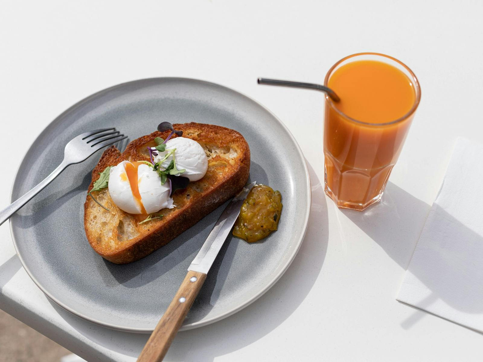 Poached eggs and juice