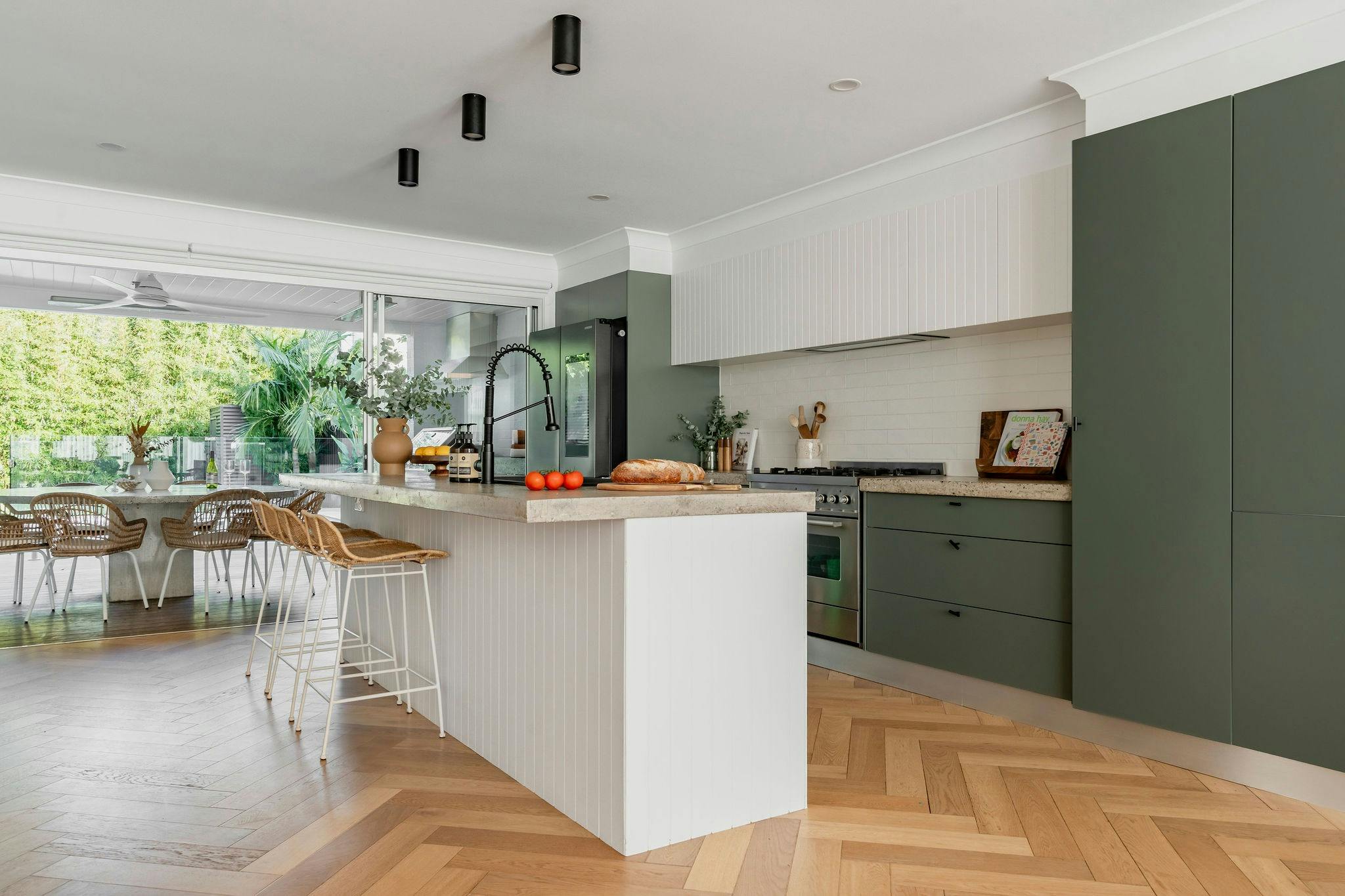 주방 섬 벤치가 있는 숲 녹색 주방의 이미지