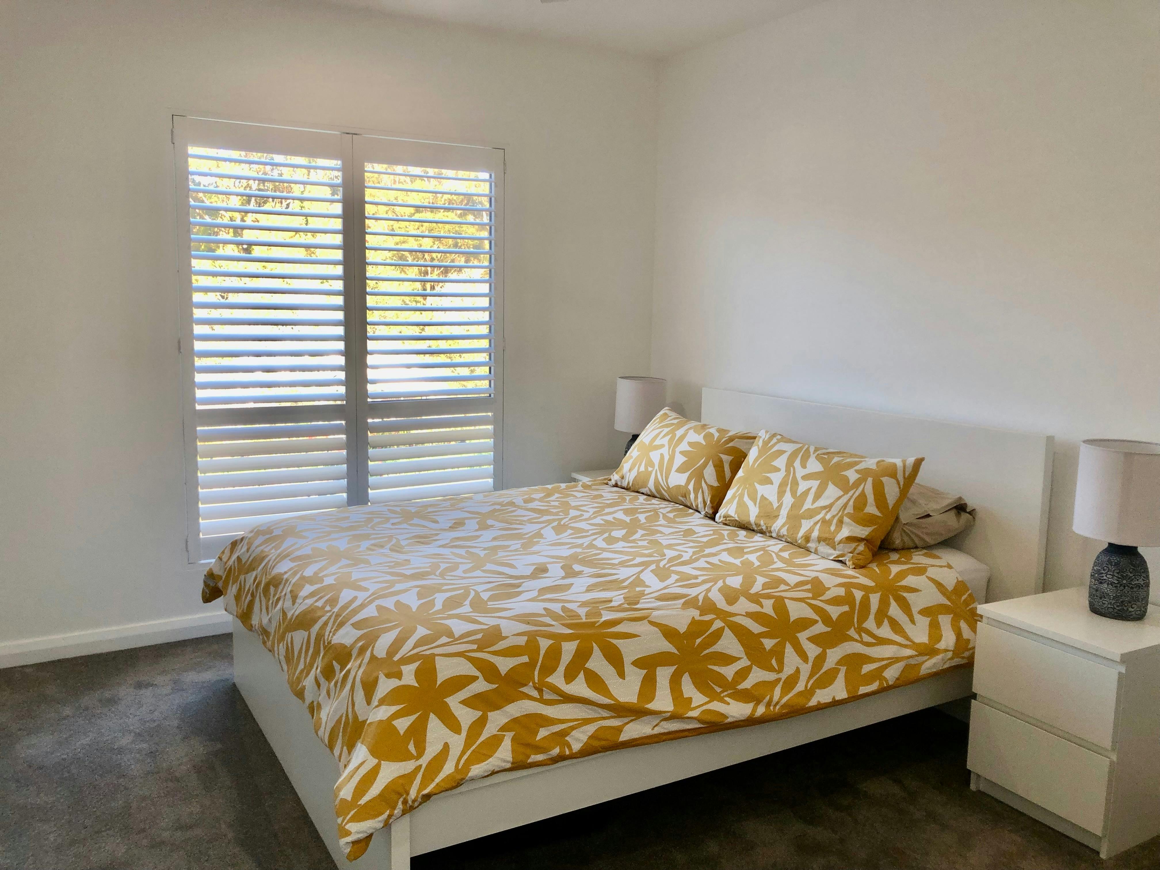 업무용 책상이 있는 넓은 침실