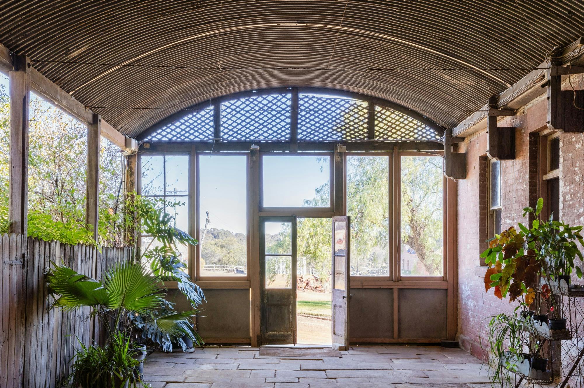 歴史的なアーチ型の建物の内部