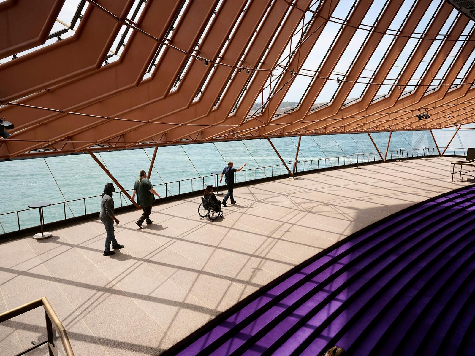 北側のロビーで家族とツアーガイドと一緒に車椅子に乗った女性