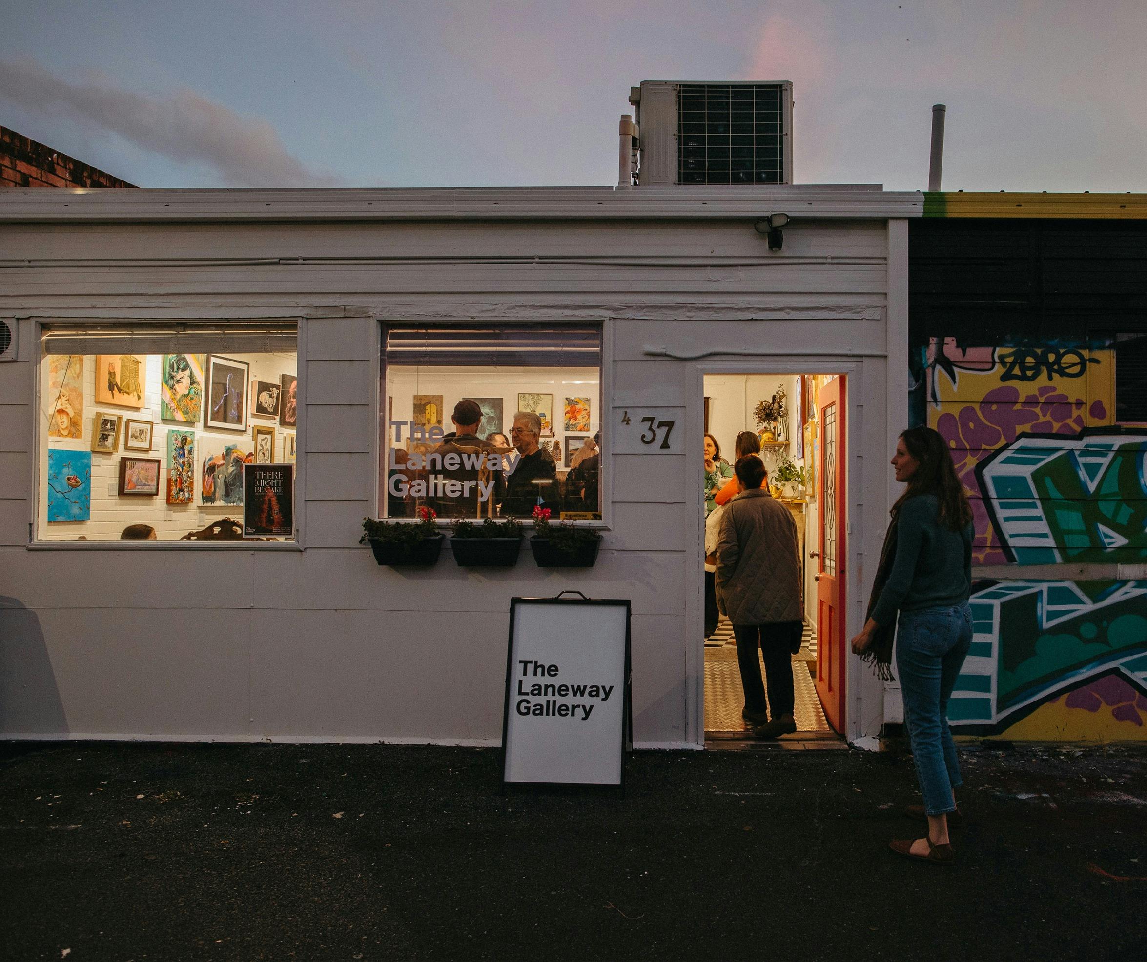 夕陽西下，沿著小巷望向巷道畫廊，景色美極了。