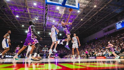 Xavier Cooks layup in game against 36ers