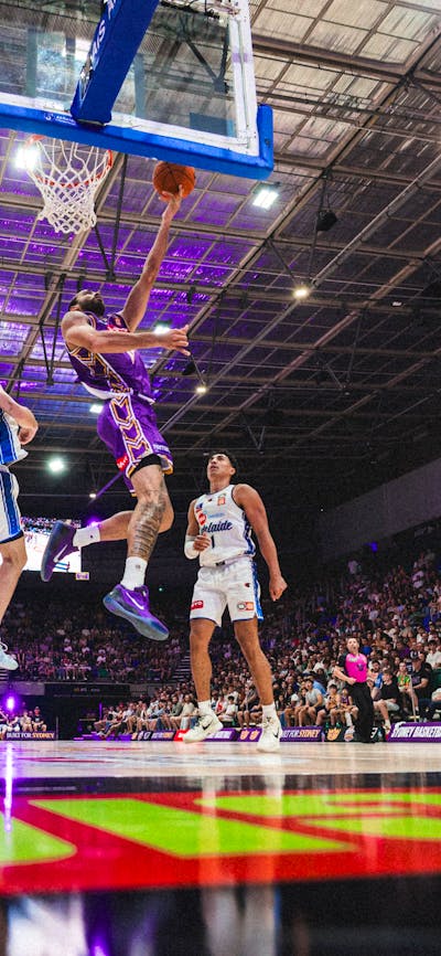 Xavier Cooks layup in game against 36ers