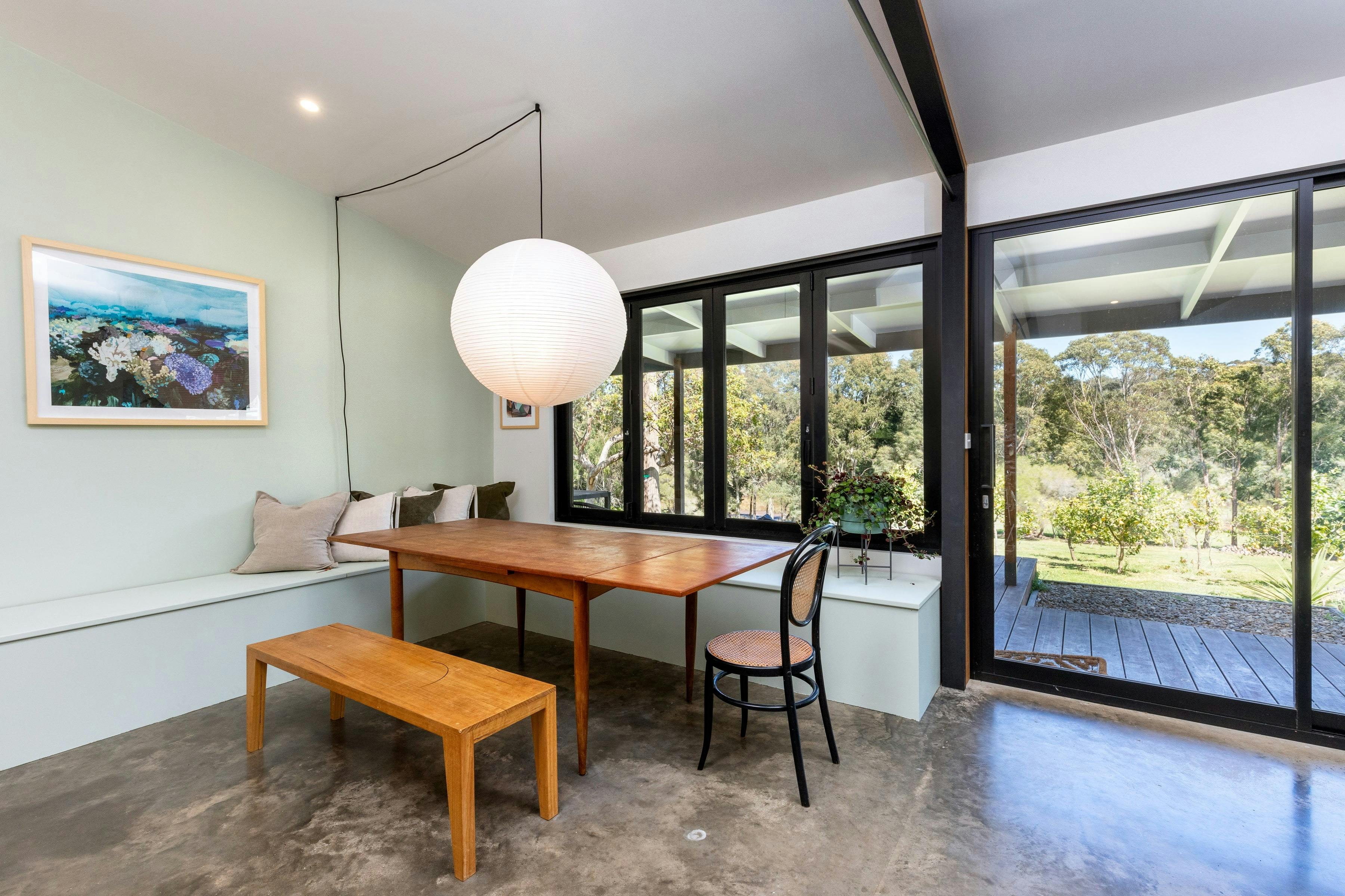 レモン果樹園を見渡せるダイニングテーブル（10席）