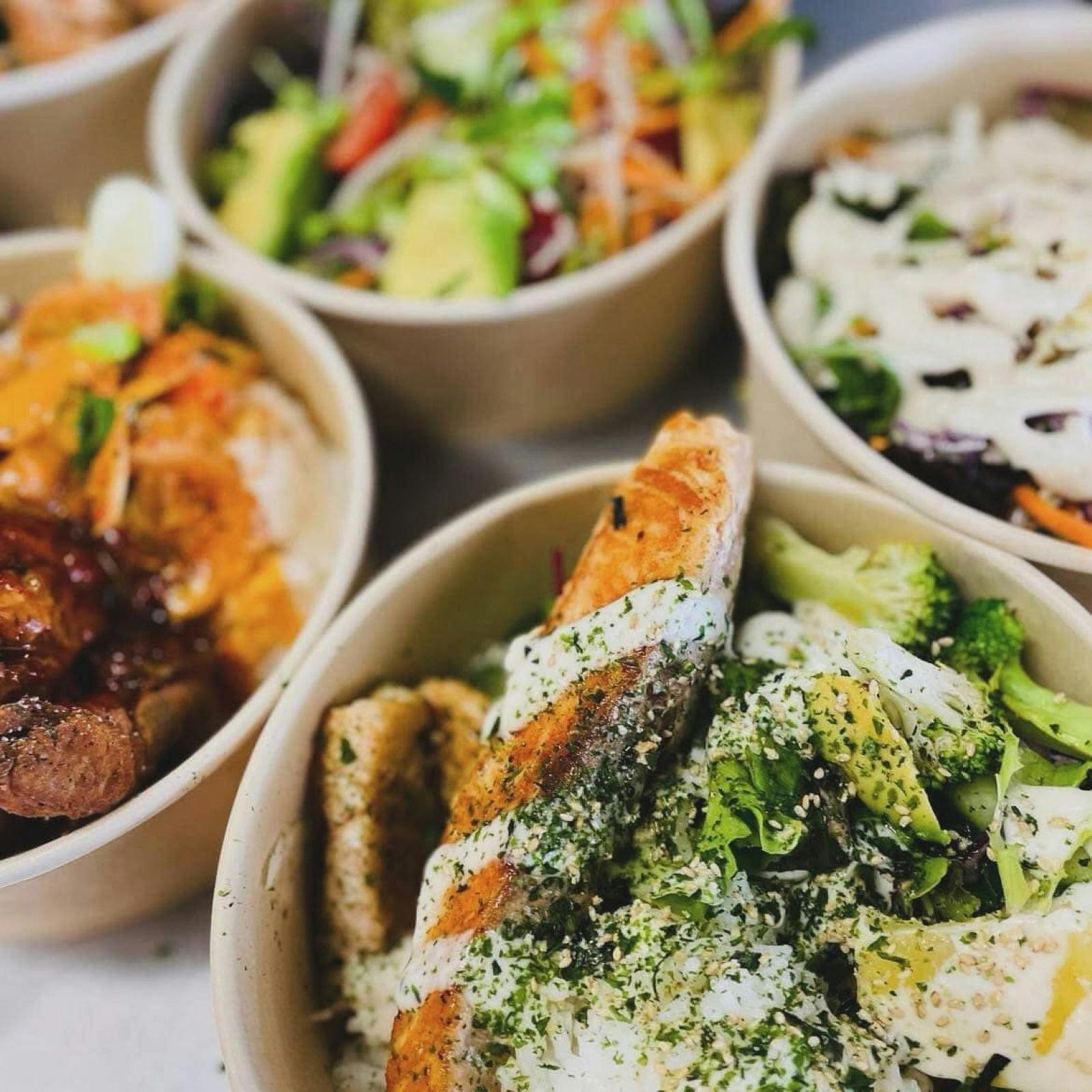 A delicious salmon and salad bowl