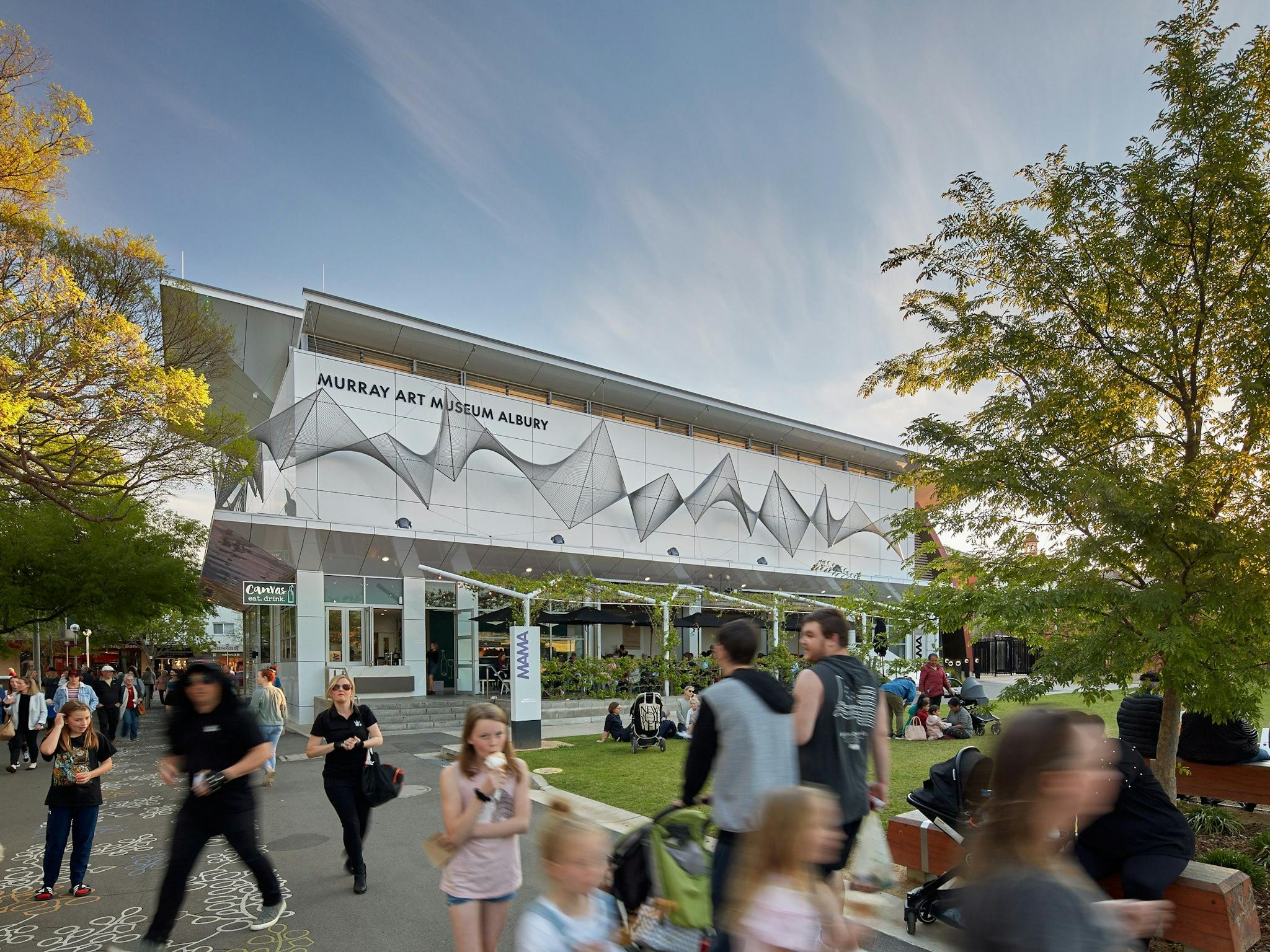 Crowds passing by the museum by day