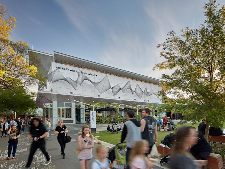 Crowds passing by the museum by day