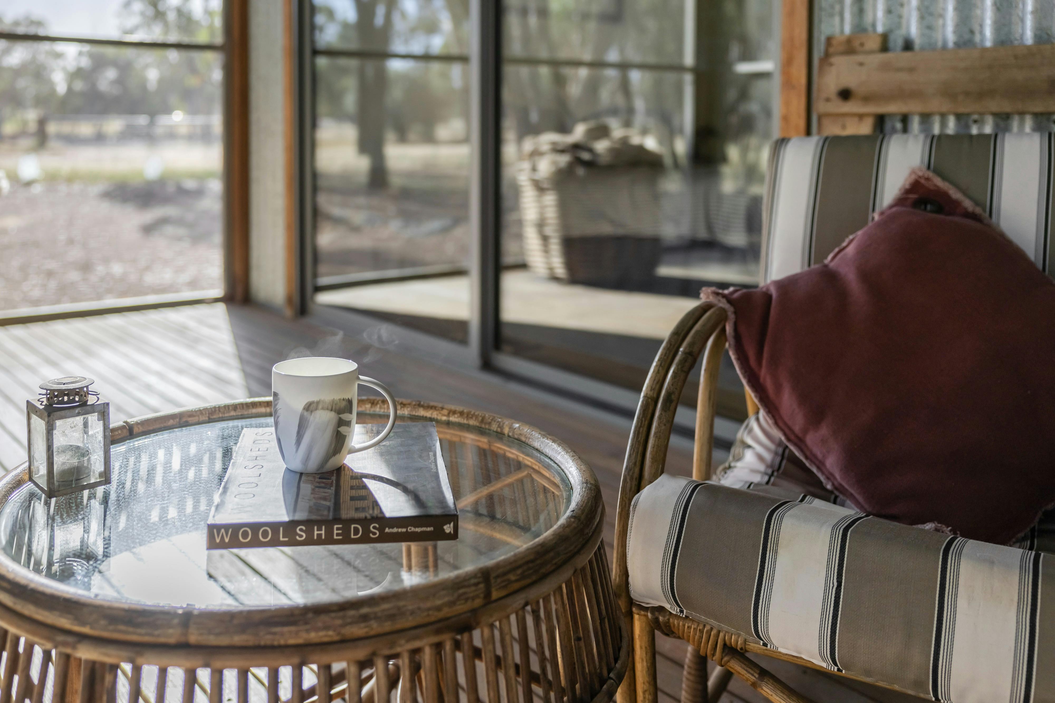 完全用纱窗封闭的阳台，长度与房屋等长，带有一面滑动门墙。