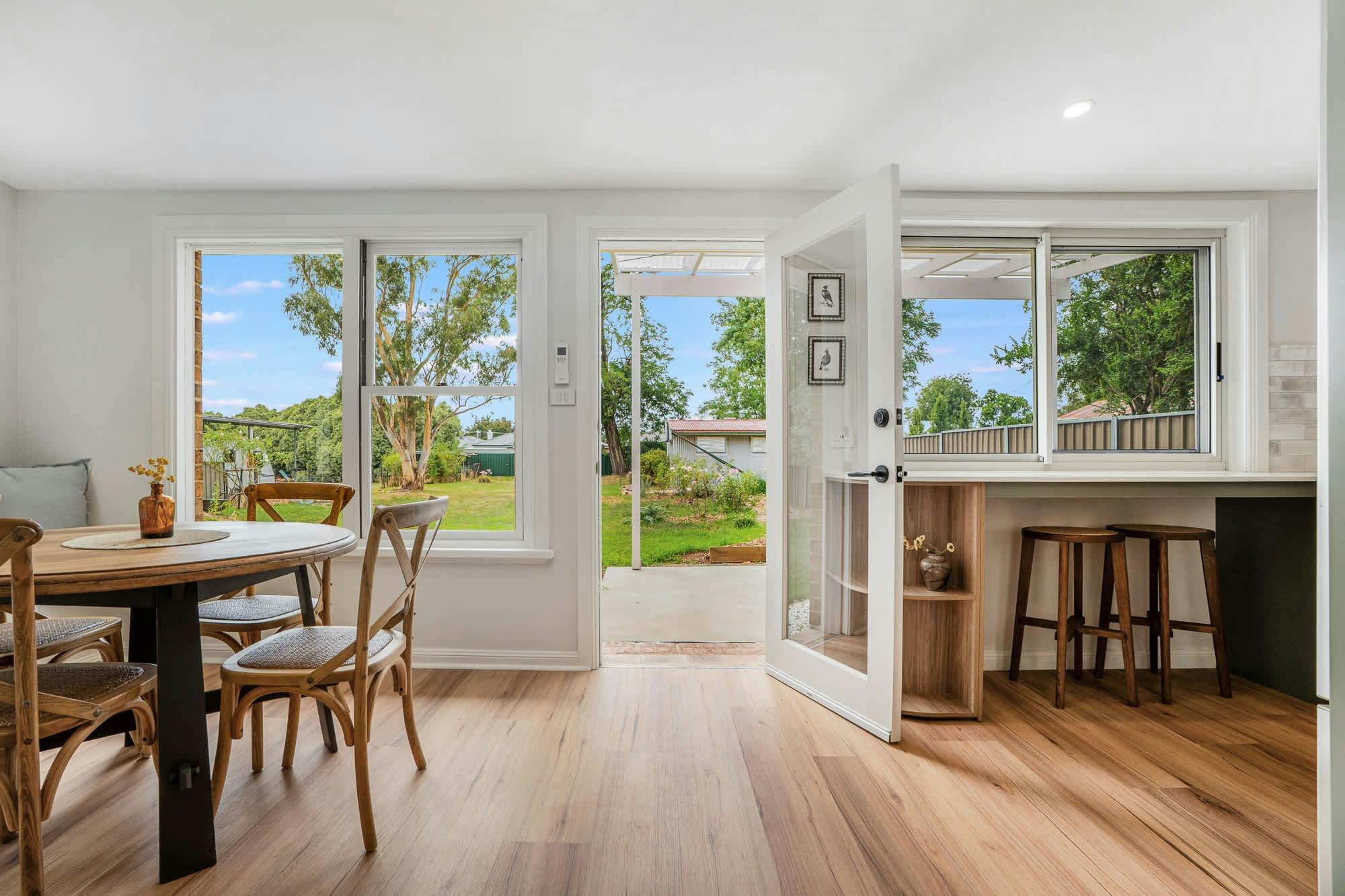 Backdoor between the dining room and kitchen