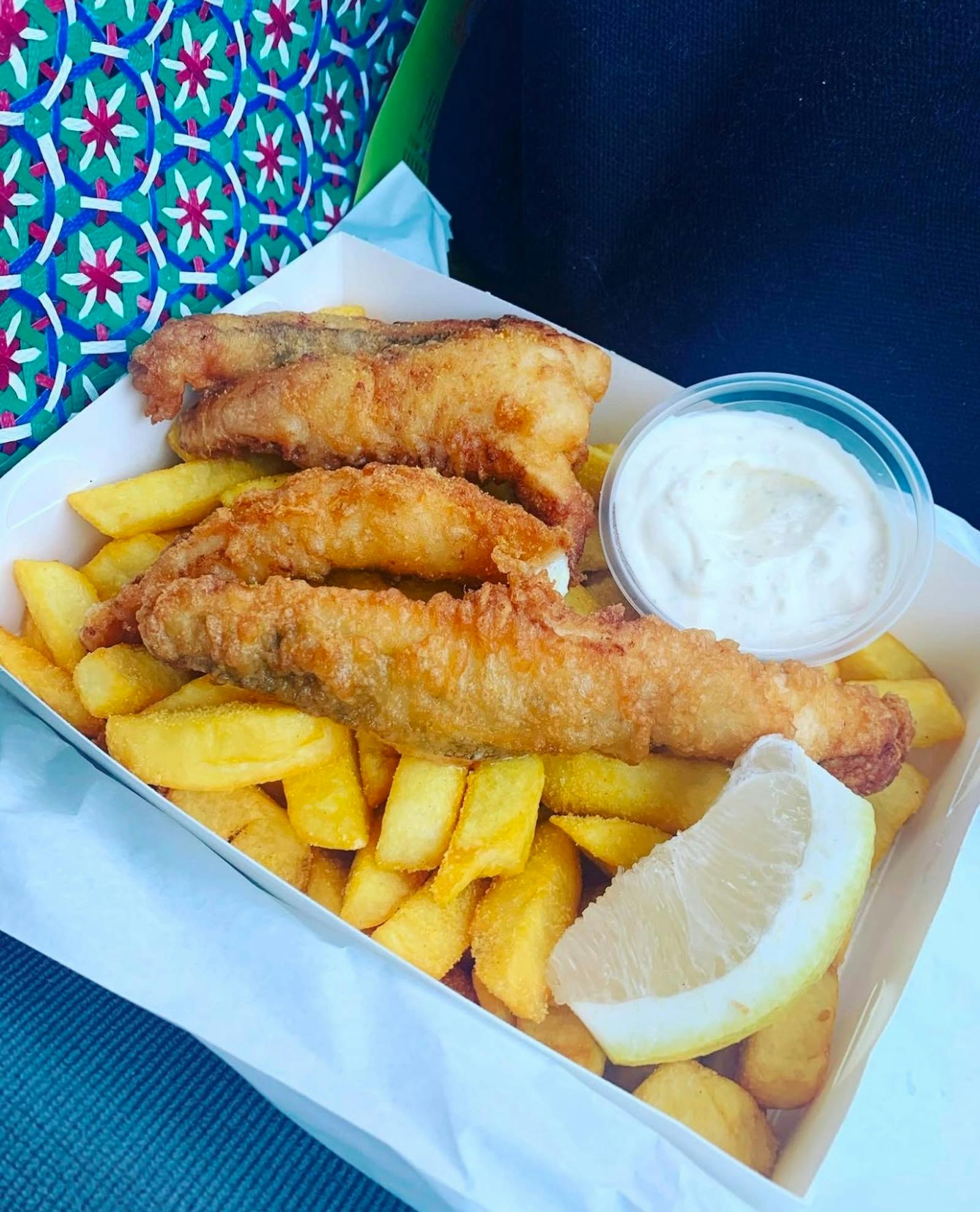 타르타르 소스를 곁들인 생선튀김과 감자튀김