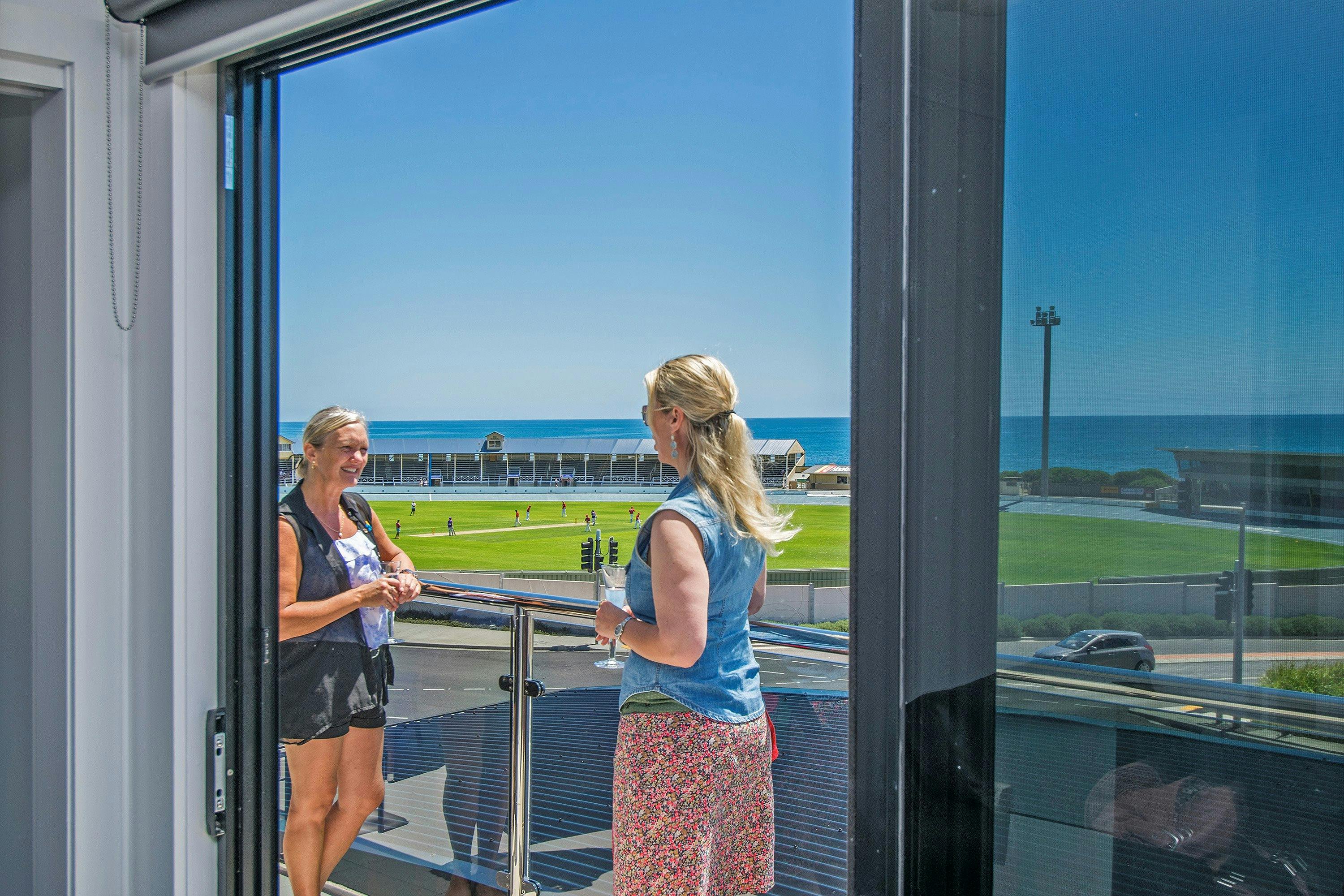Apartment Deluxe upstairs 2 bedroom - Ocean views  with Balcony