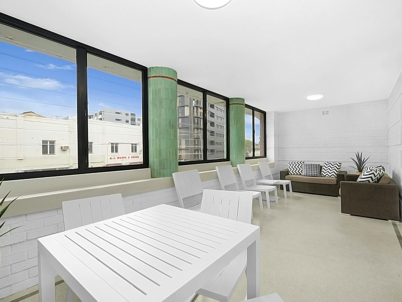 Horse and Jockey Hotel Homebush - Guest Lounge Balcony