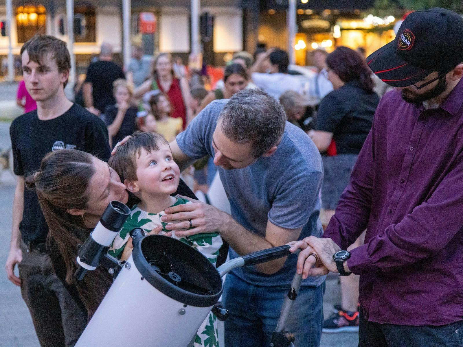 Christmas sidewalk astronomy at Yagan Square with ICRAR