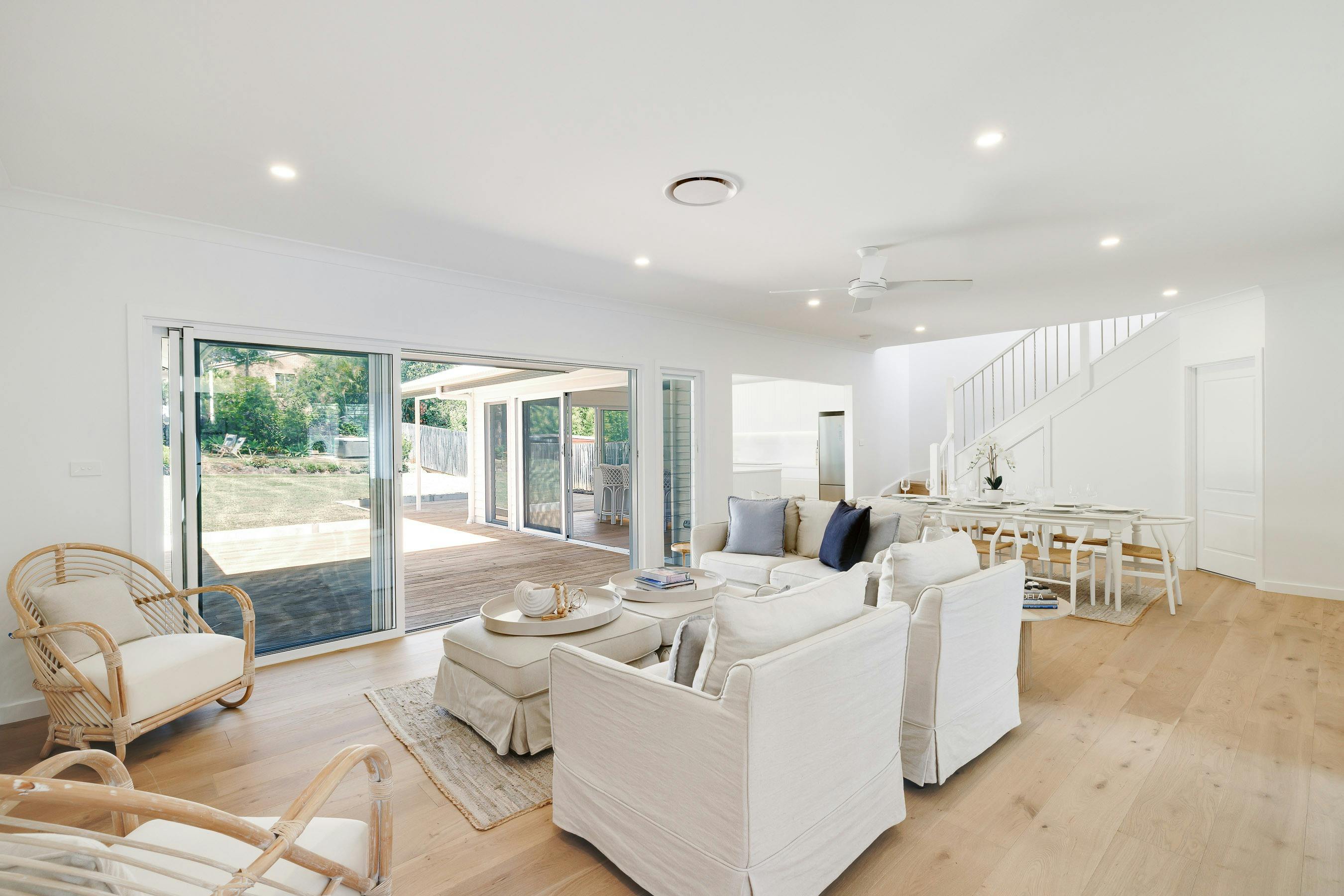 라운지 & 다이닝