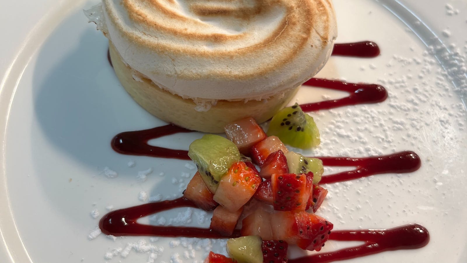 Merengue with freshfruit and decorative glaze