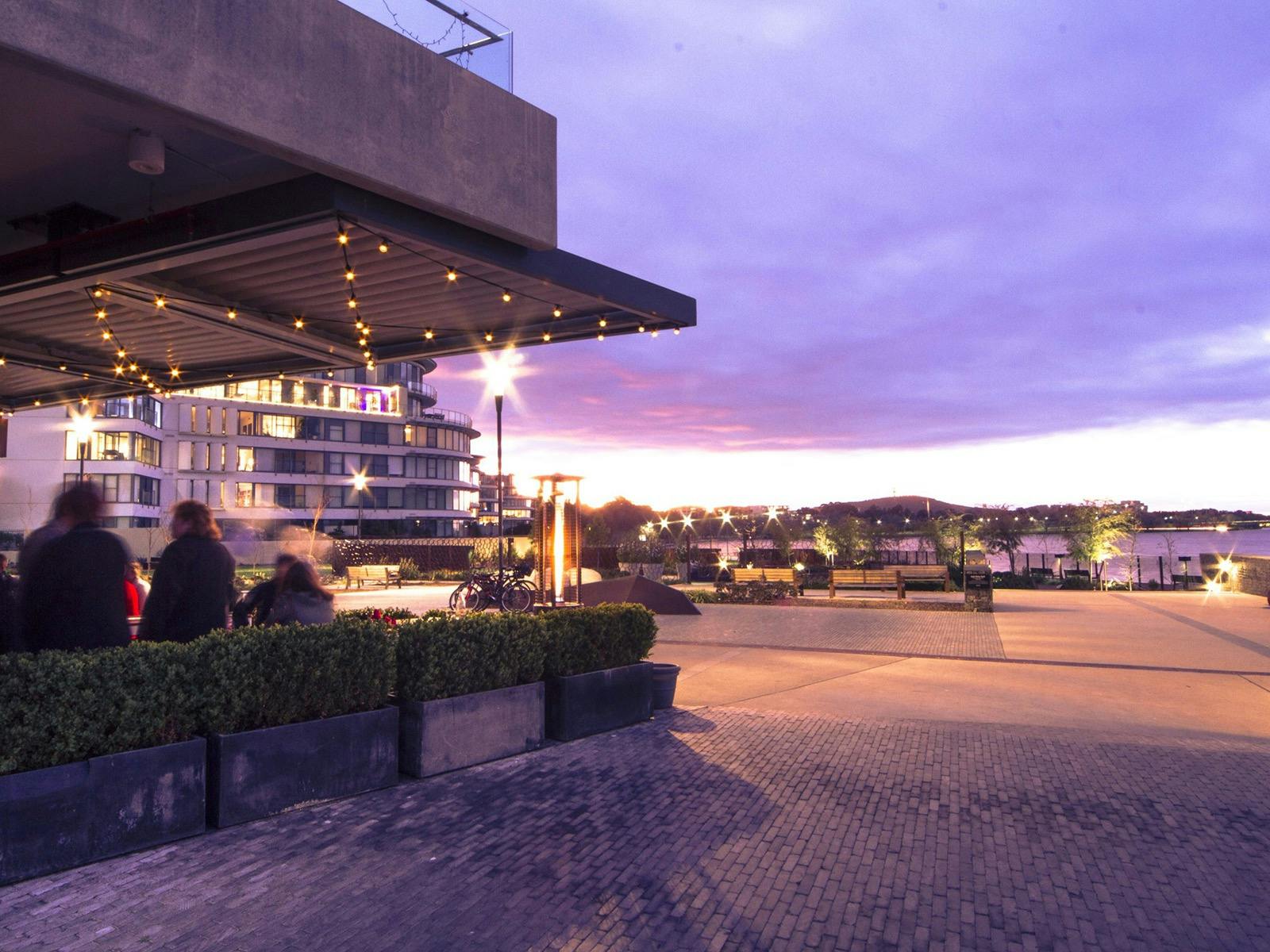 Lake front restaurant cafe bar