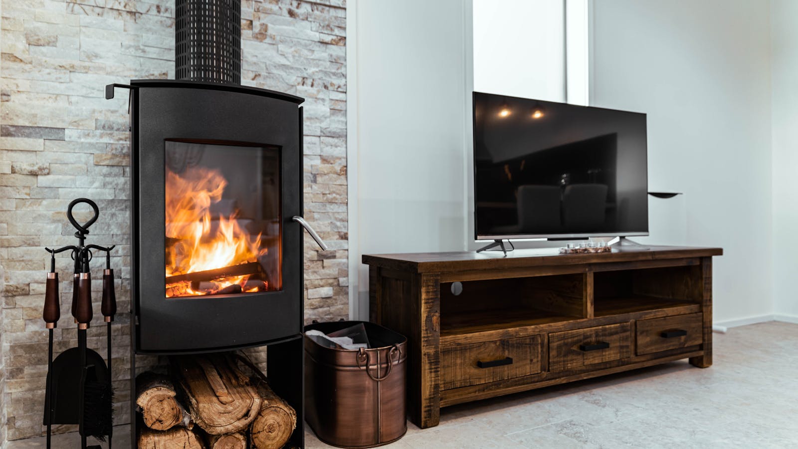 Cosy Fireplace and Smart TV