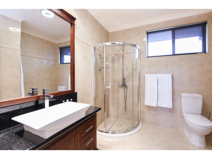 Premium-Queen-Room-Bathroom