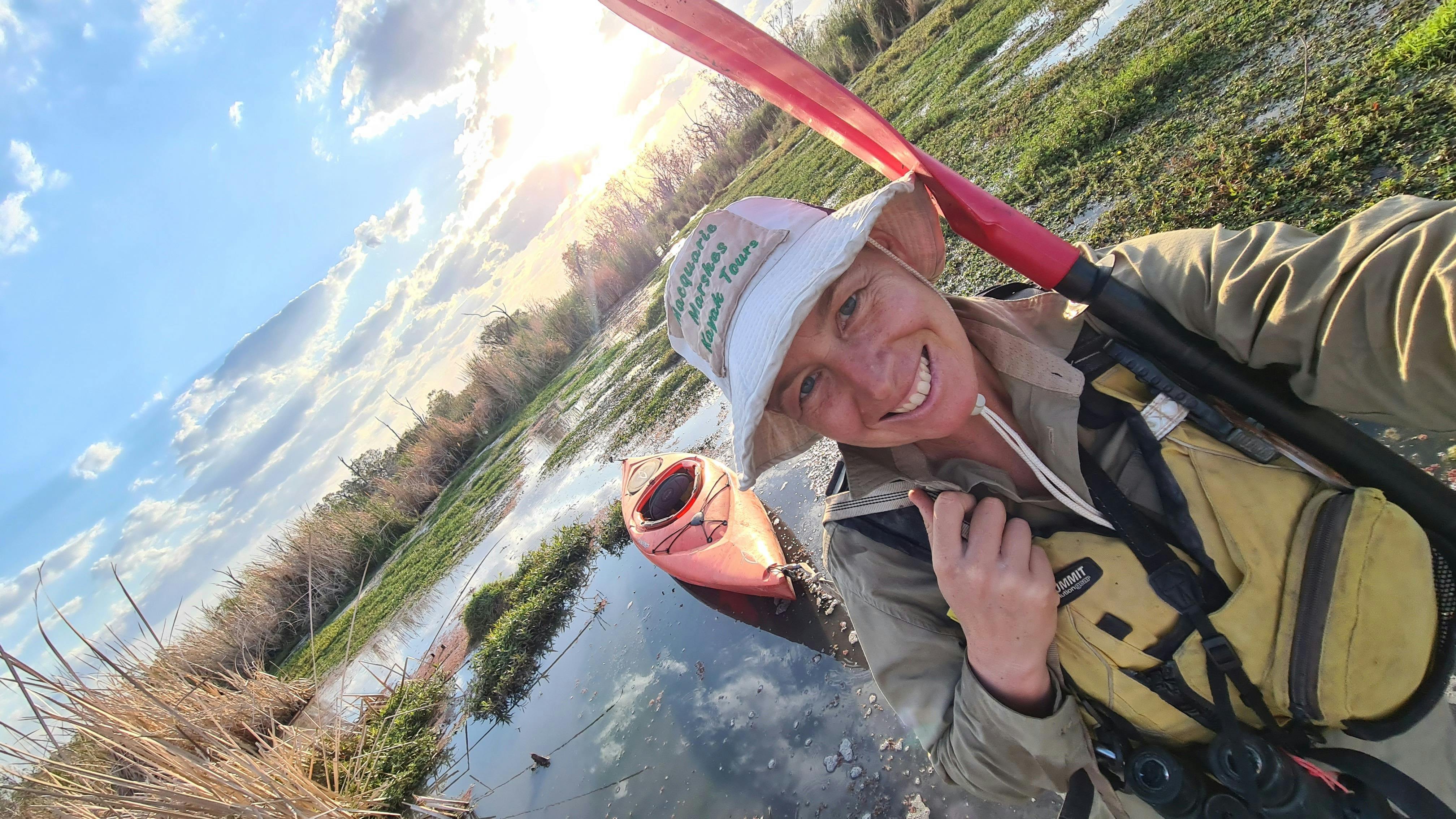 ツアーガイドのブロンは、マッコーリー湿地帯の美しい湿地帯をカヤックで曳航している。