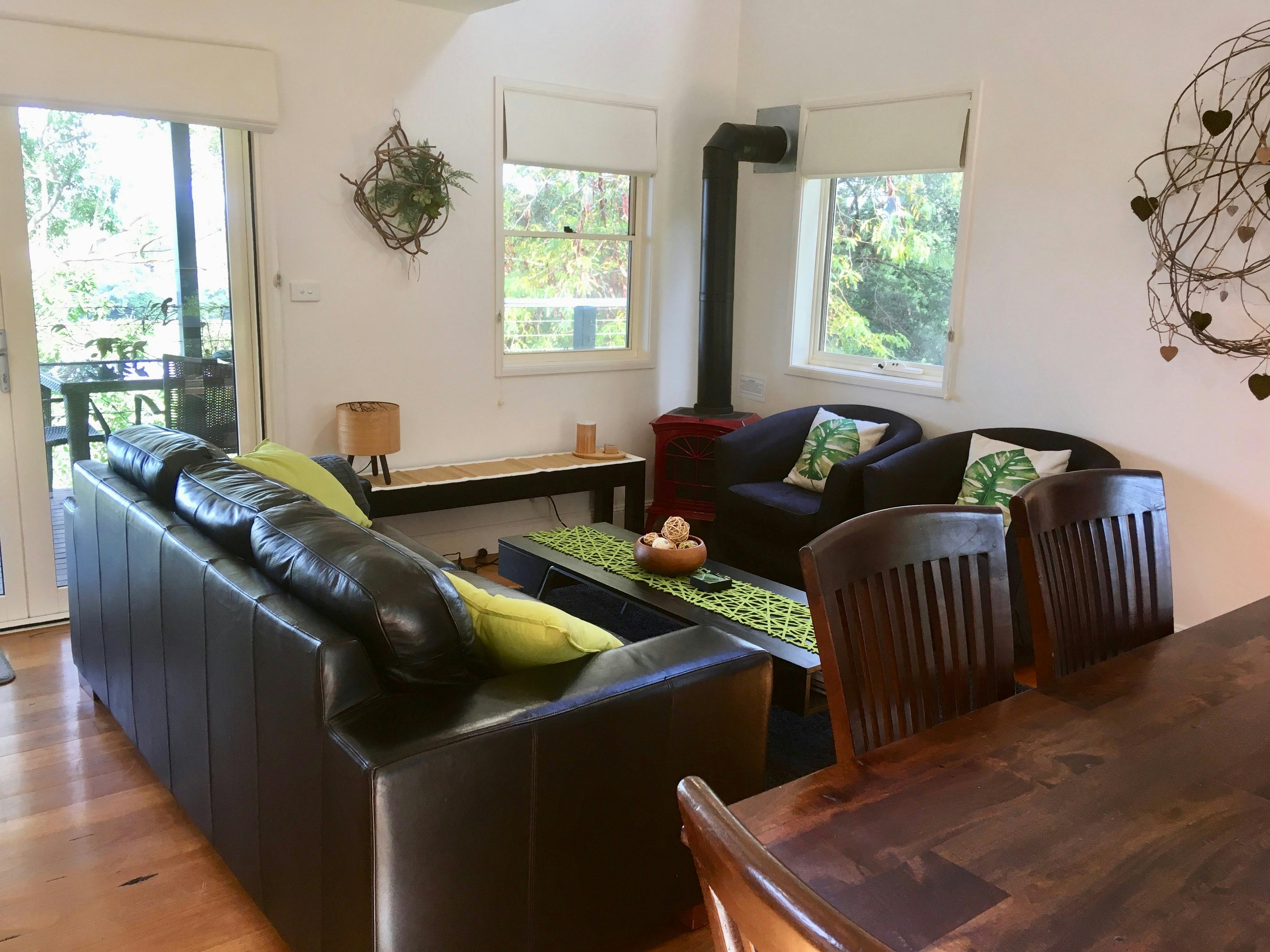 ガス暖炉を備えた居心地の良いオープンプランのリビングルームエリア。