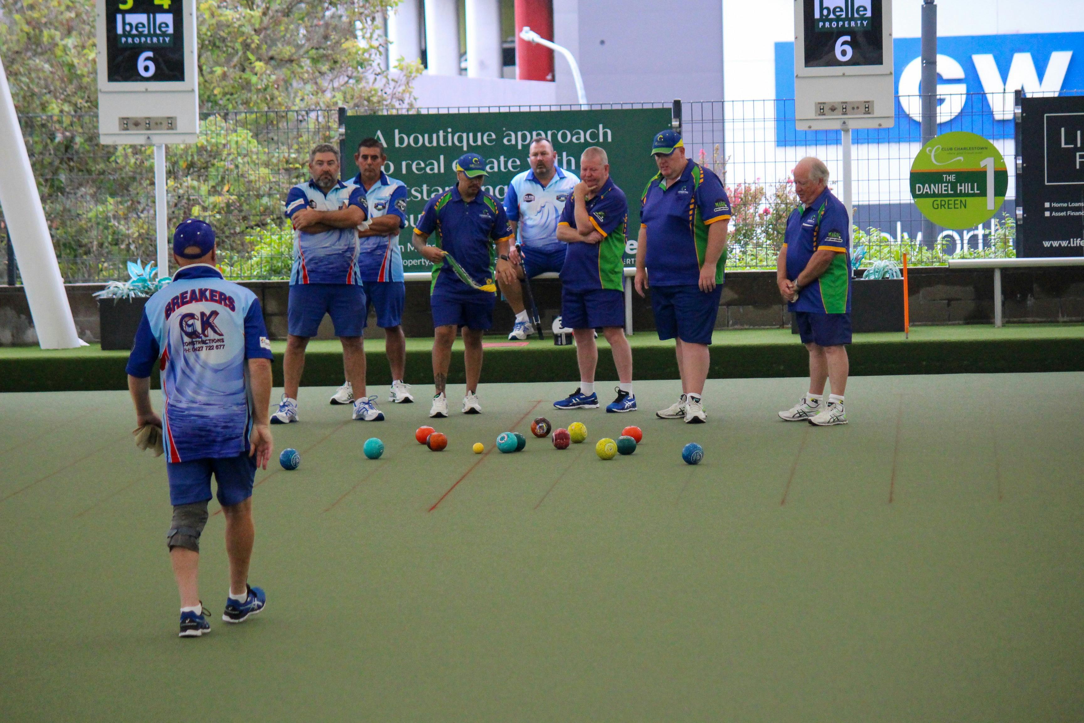 Men’s teams assess the head during a State Pennant match.