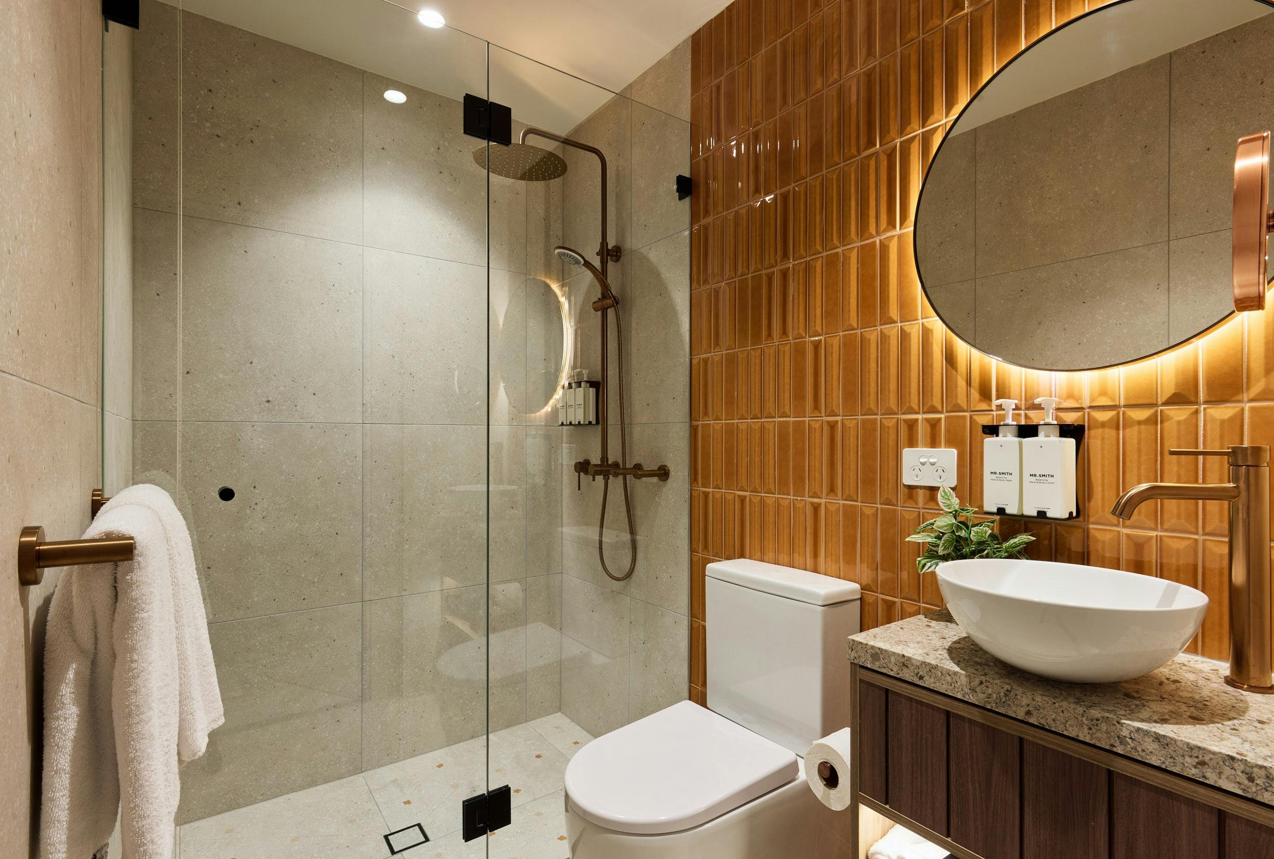 ゲストベッドルームにシャワーとトイレあり