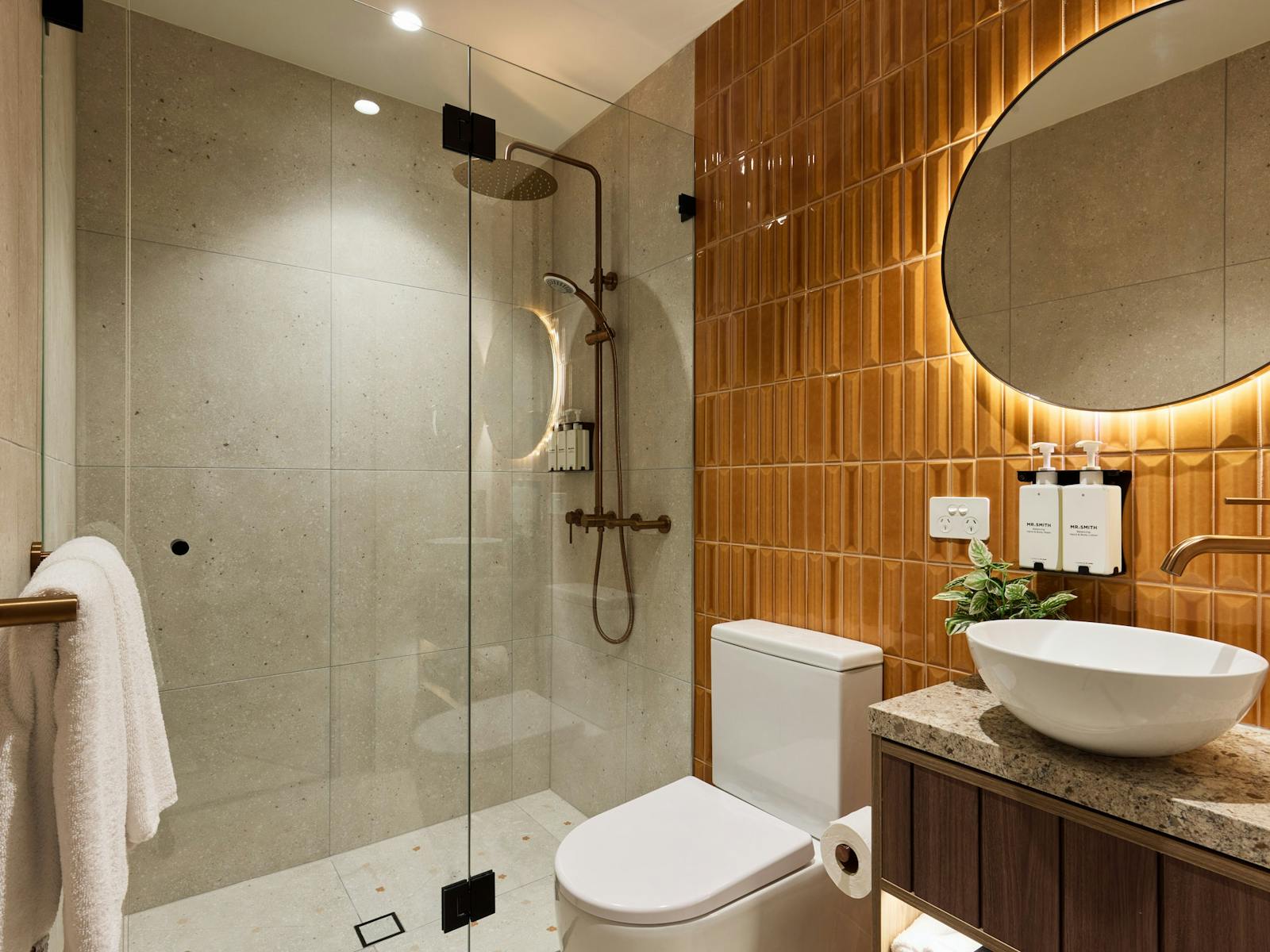 ゲストベッドルームにシャワーとトイレあり