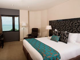 King Superior Suite with Harbour View and Executive Lounge Access - bedroom