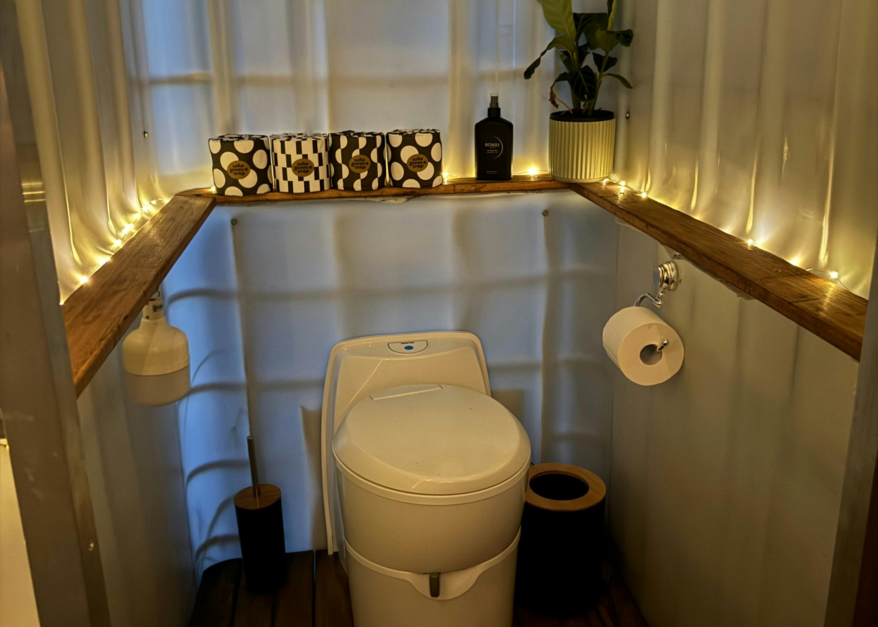 변기. 캐러밴 스타일 수세식 변기. 재활용 농기구 내부 스타일: IBC