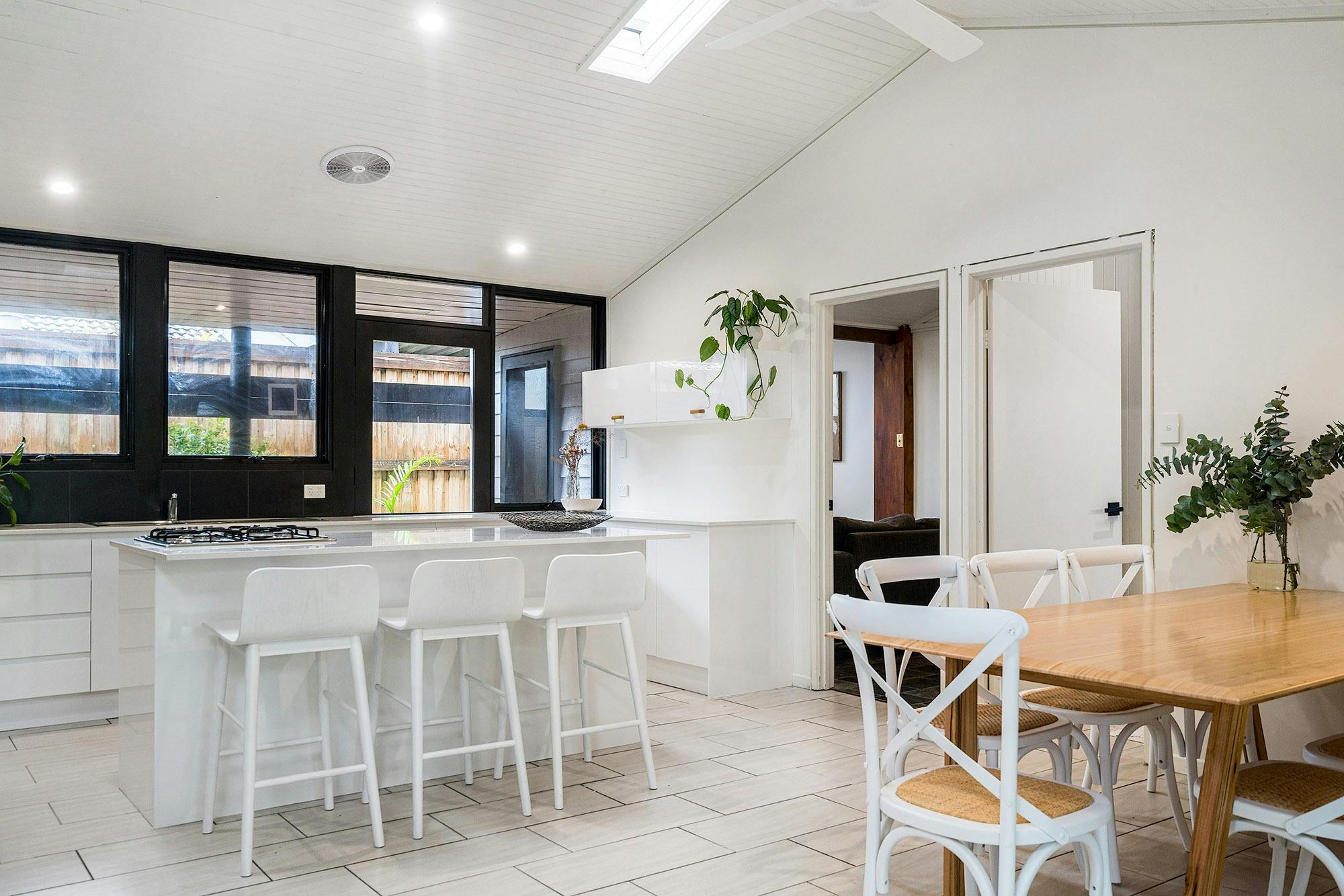 Bangalleys - Byron Bay - Kitchen and Dining